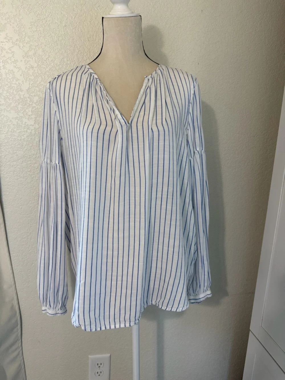 GAP Relaxed Split-Neck Shirred Blouse, Size Large - Picture 2 of 9